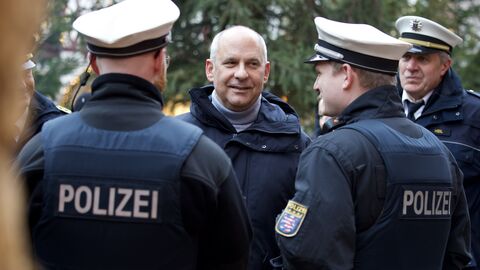 Mann mit Polizisten im Gespräch.