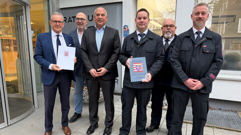 Bürgermeister Mario Schramm, Landtagsabgeordneter Jörg Michael Müller, Heimatschutzminister Roman Poseck, Angehörige der Freiwilligen Feuerwehr Weidelbach 