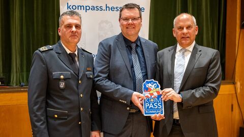 Innenminister Roman Poseck mit Bürgermeister Jens Fröhlich und Polizeivizepräsident Dirk Fornoff bei der Siegelübergabe.