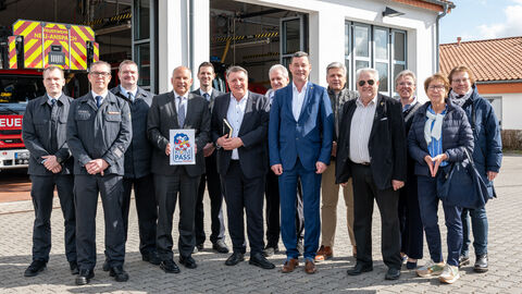 Innenminister Roman Poseck gemeinsam mit weiteren Personen vor einer Feuerwache bei der Vorstellung von "KOMPASS Resilienz"