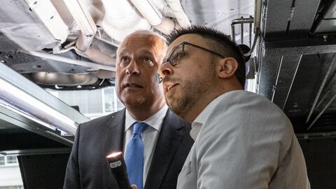 Innenminister Roman Poseck mit Stefan Müller und Jochen Wirth. 