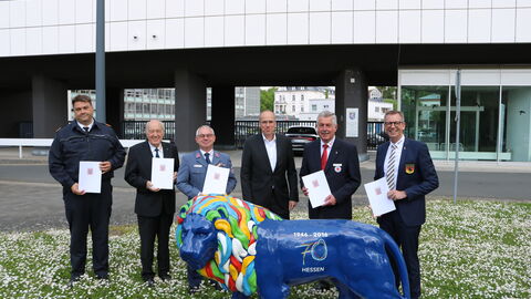 Innenminister Peter Beuth überreicht den Förderbescheid an die Hilfsorganisationen im Hessischen Katastrophenschutz  Innenminister Peter Beuth überreicht den Förderbescheid an die Hilfsorganisationen im Hessischen Katastrophenschutz