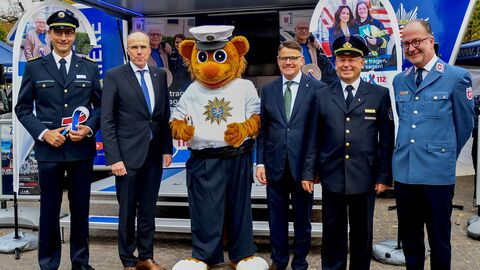 Boris Rhein und Peter Beuth besuchen Solidaritäts-Aktion für Einsatzkräfte in Wiesbaden