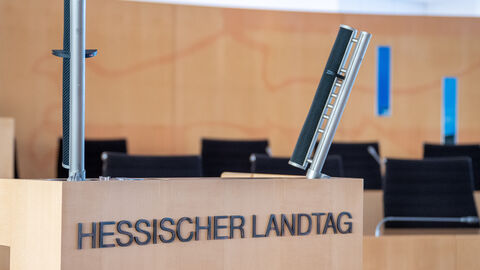 Nahaufnahme vom Rednerpult im Hessischen Landtag.