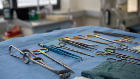 OP Besteck auf einem Bestecktisch