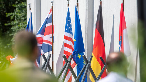 Flaggen von Großbritannien, USA, Europa, Deutschland und Hessen stehen nebeneinander.