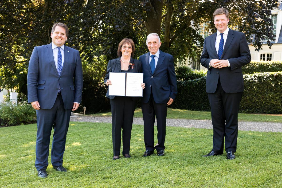 Elisabeth Dörr erhält das Verdienstkreuz am Bande innen.hessen.de